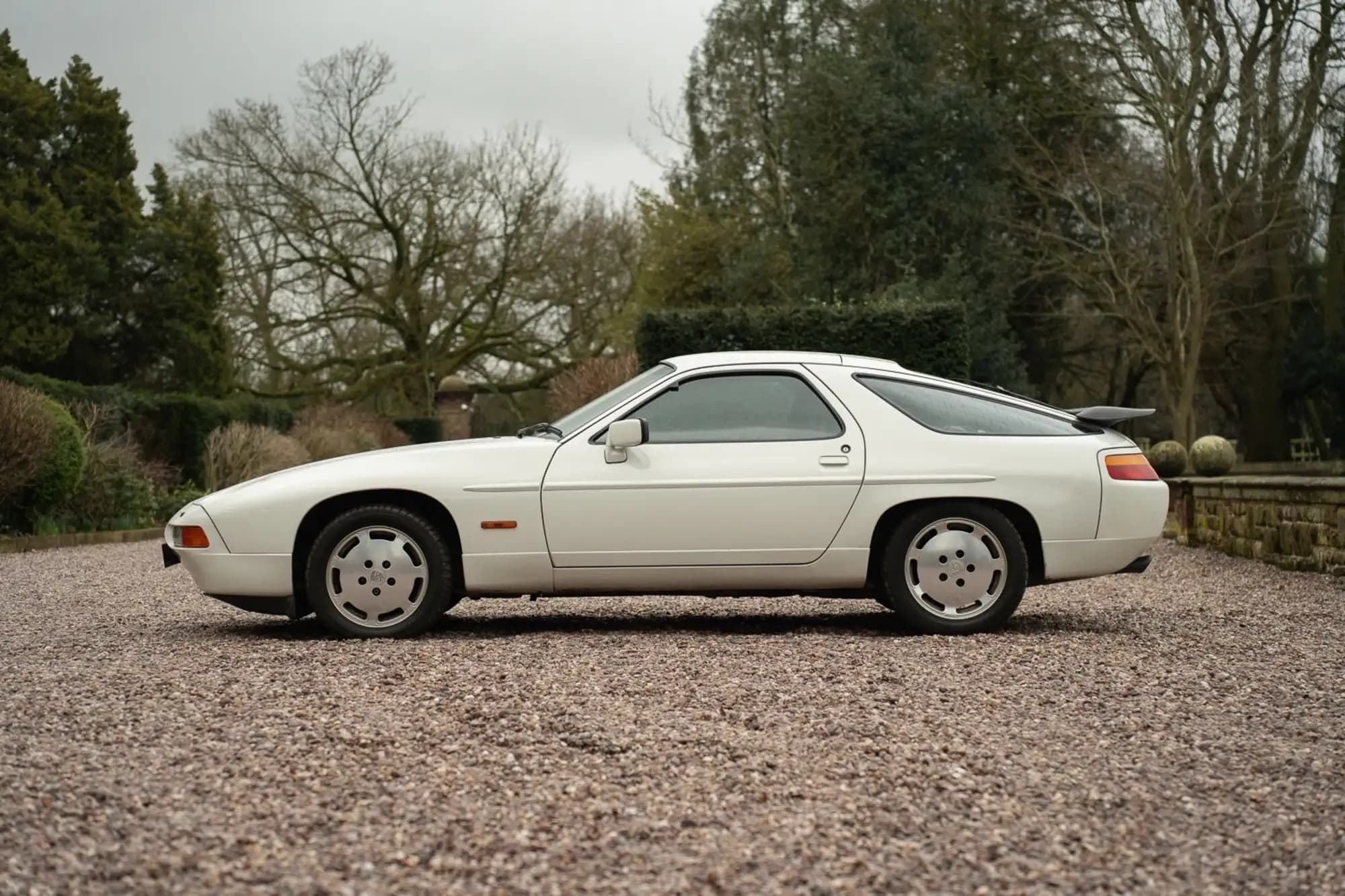 Porsche 928 S4 in profile